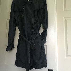 Lightweight trench, unlined.